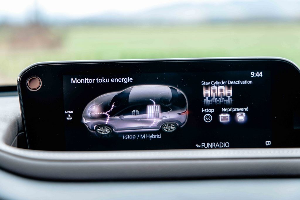 Detail multimediálneho rozhrania Mazda Connect s atraktívnou grafikou