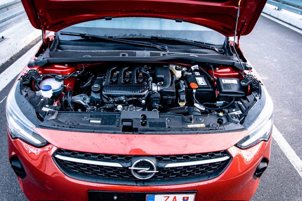 Už základný atmosférický motor 1,2 s výkonom 75 koní novému modelu Opel Corsa vyslovene sedí