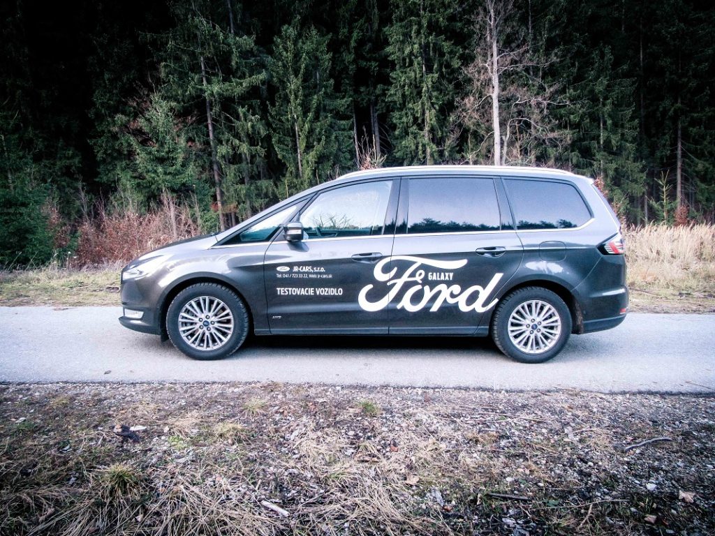 Tradičná bočná silueta MPV modelu Ford Galaxy