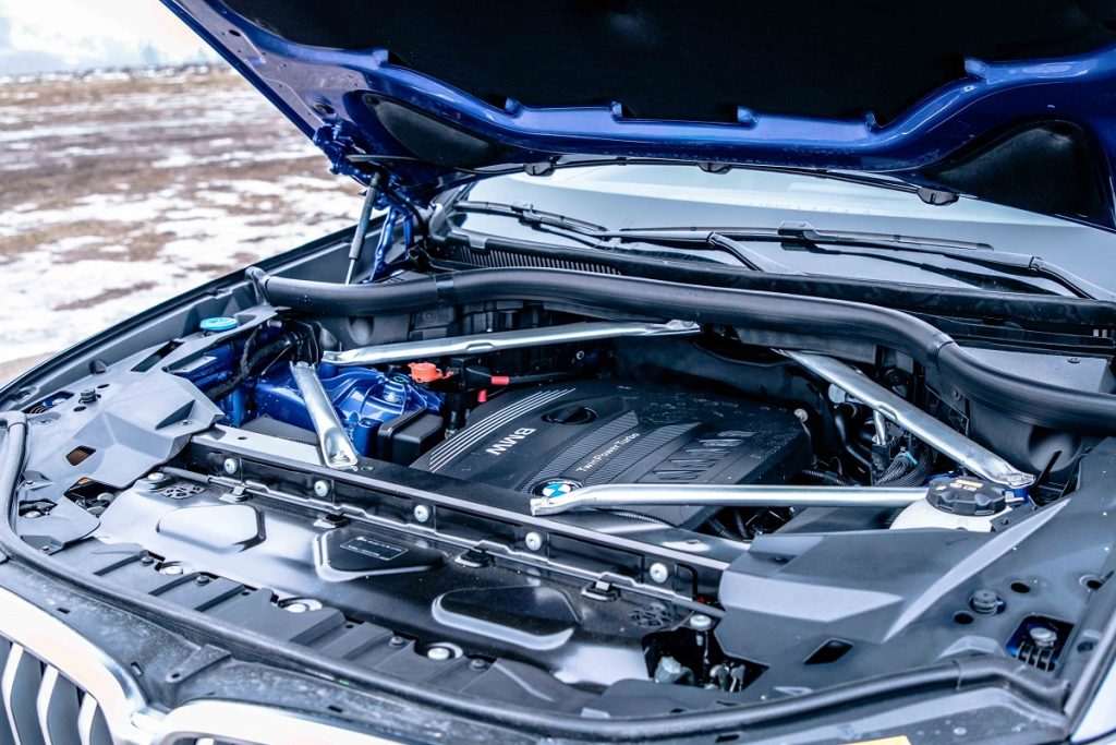 Prakticky základnou motorizáciou je pri BMW X6 3-litrový naftový 6-valec s výkon až 265 koní