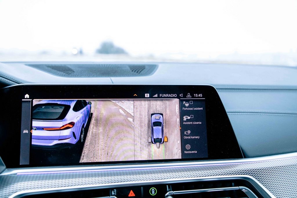 Multimediálne rozhranie BMW iDrive patrí tradičné k absolútnej automobilovej špičke