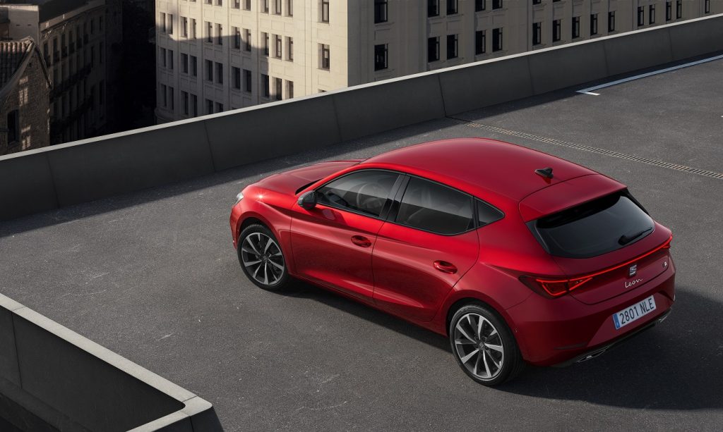 Nový SEAT Leon štvrtej generácia dostal vzájomne prepojené zadné svetlá 