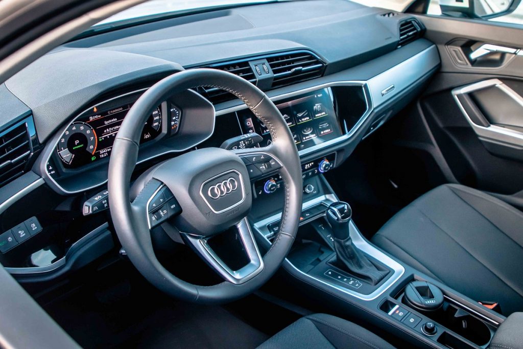 V interiéri je aj model Q3 typickým Audi s kvalitnými materiálmi a špičkovým dielenským opracovaním 