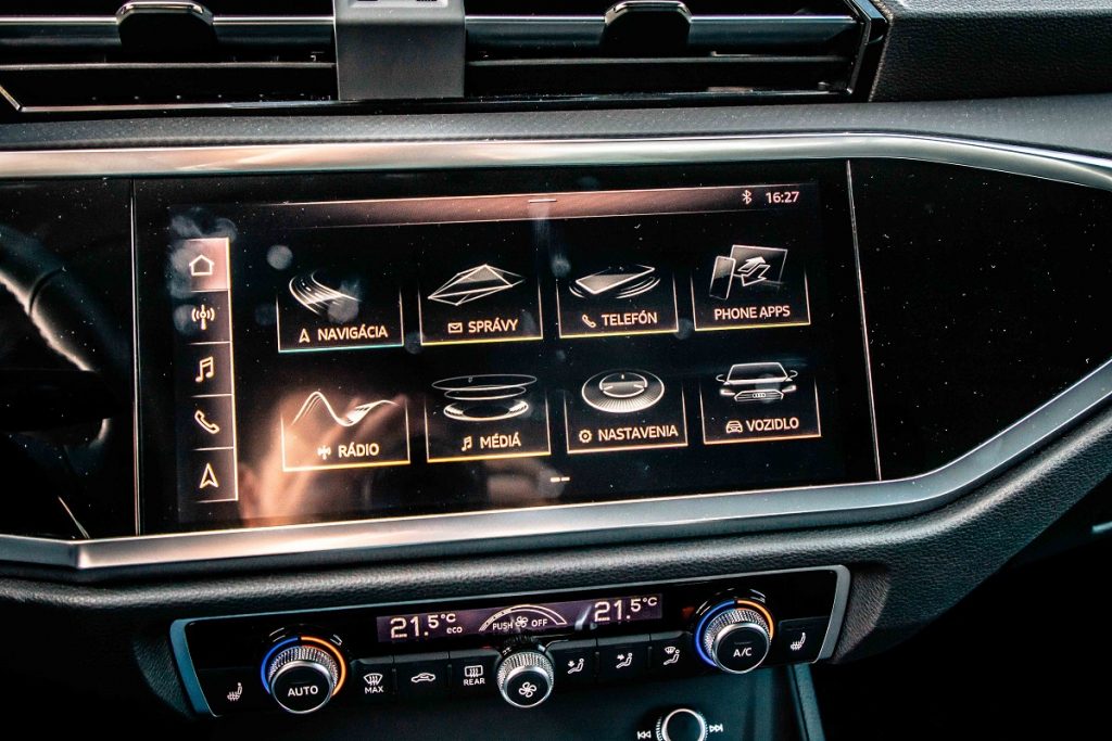 Nová rozhranie MMI kopíruje špičkové modely z dielne Audi. nevýhodou je náchylnosť na nechcené odtlačky prstov. V spodnej časti sa nachádza klasický modul klimatizácie