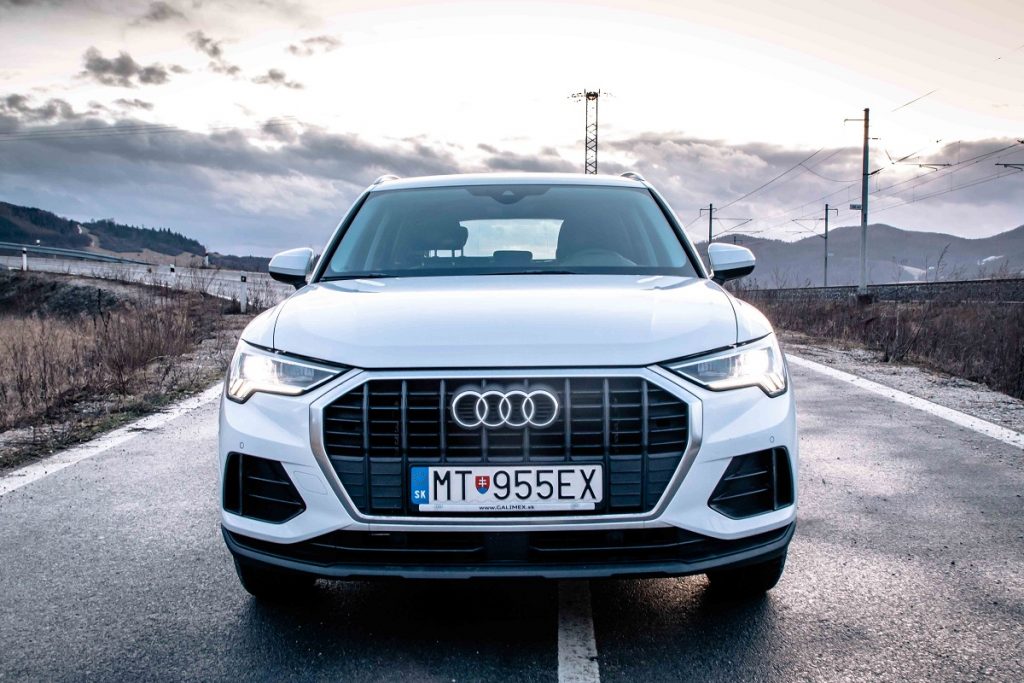 Predné partie modelu nového modelu Q3 pripomínajú luxusný model Audi Q8