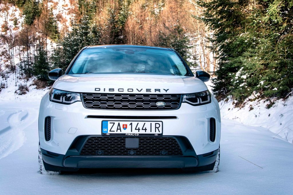 Predné partie nového Discovery Sport pôsobia jednoliatym a uhladeným dojmom 