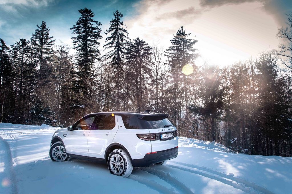 Okrem testovanej "základnej" verzie je nový model Discovery Sport k dispozícii aj v športovom prevedení R-Dynamic