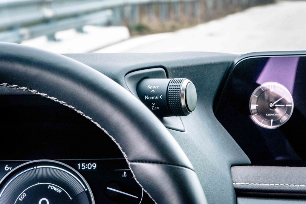 Vtipne umiestnený volič jazdných režimov v modeli Lexus UX