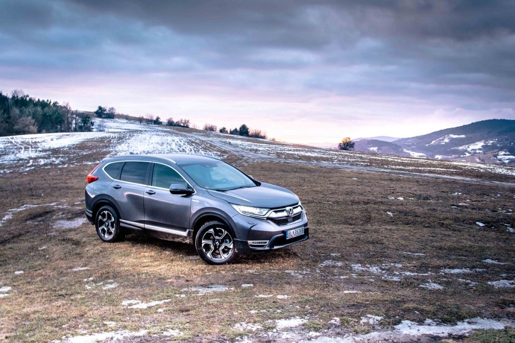 Honda CR-V Hybrid aj v konfigurácii s predným pohonom zvláda pohyb v ľahkom teréne