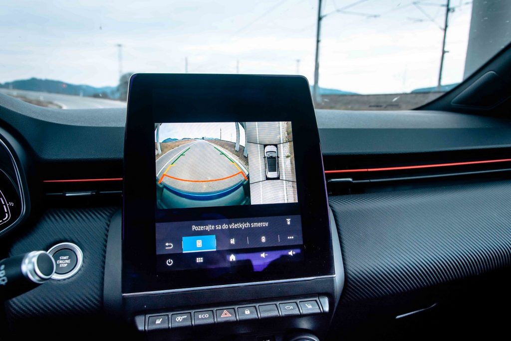Frajerinkou multimediálneho rozhrania s vertikálnym displejom môže byť aj kamerový nadhľad na okolie vozidla 