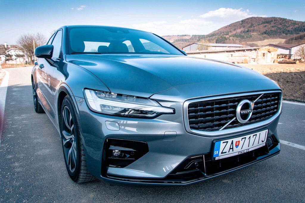 Nové Volvo S60 je po dizajnovej stránke mimoriadne atraktívne, dynamický potenciál ešte násobí výbava R-Design