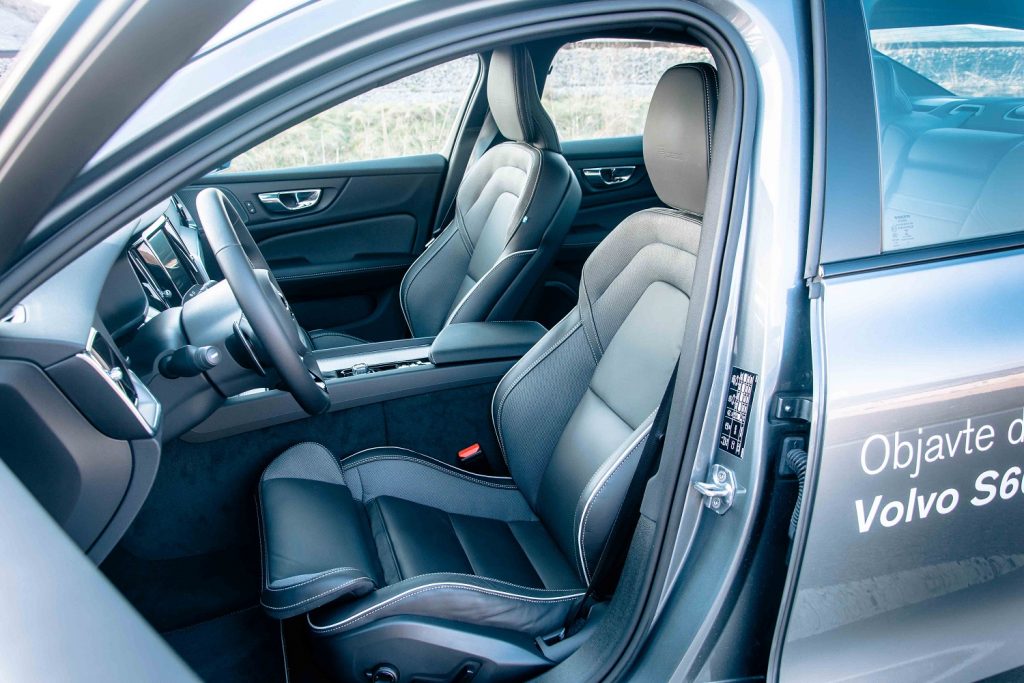 Predné sedadlá v modeli Volvo S60 sú dostatočne komfortné ale zároveň aj športové
