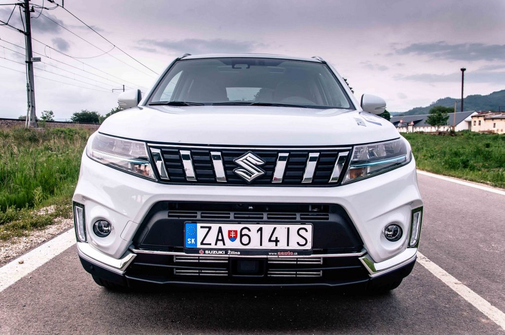 Novú hybridnú verziu Suzuki Vitara je možné ľahko identifikovať podľa nového dizajnu predných svetlometov