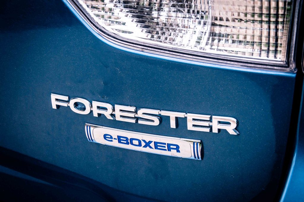 Spolu s príchodom piatej generácie dostal model Forester a hybridný pohon e-Bocer