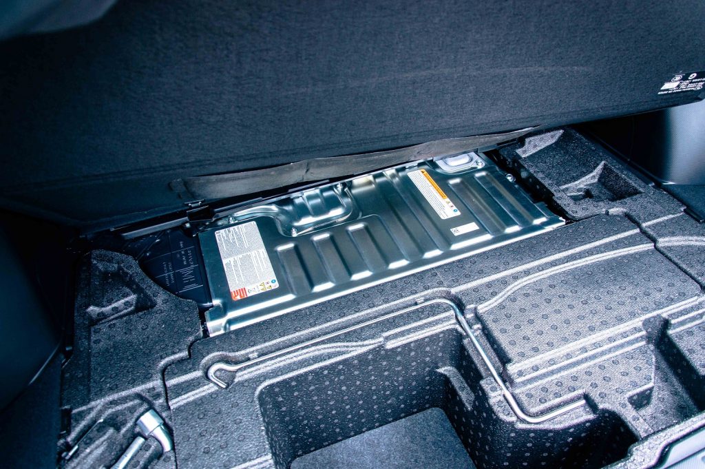 Batéria hybridného pohonu e-Boxer je umiestnená pod podlahou batožinového priestoru