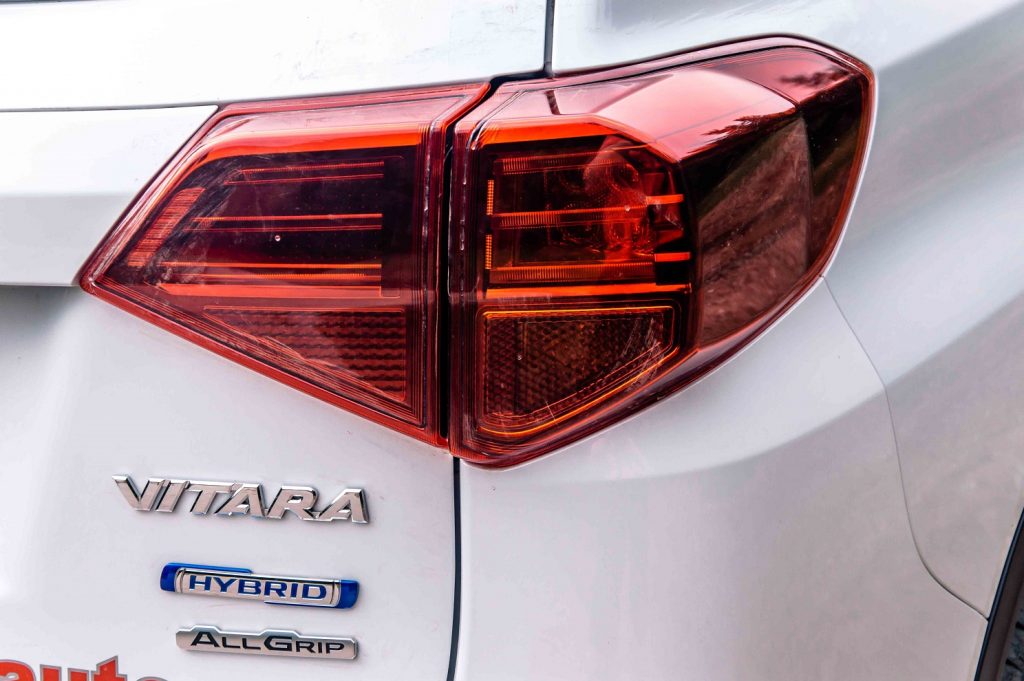 Horúcu novinku pri obľúbenom SUV Suzuki Vitara predstavuje príchod hybridnej verzie 