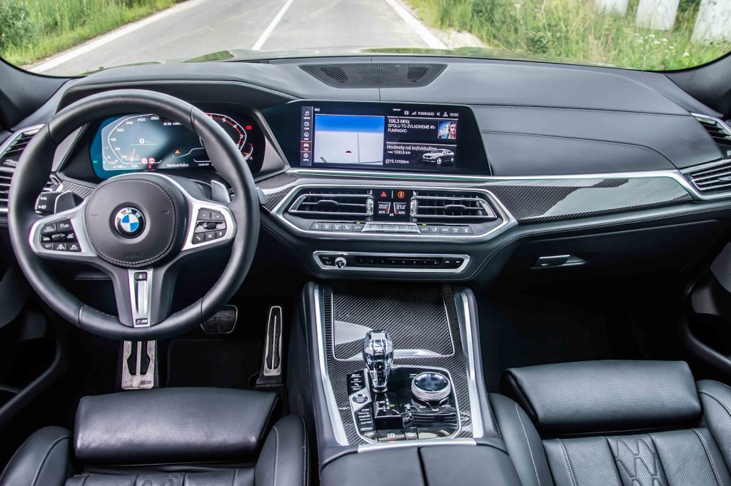 Pohľad na palubnú dosku testovaného BMW X6 M50i