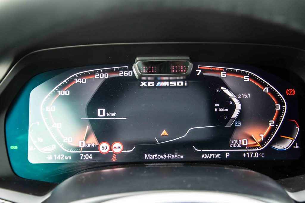 Aj digitálny prístrojový panel pripomína, že toto je model BMW X6 M50i