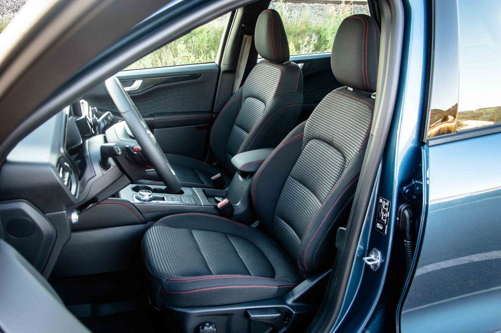 Posed za volantom kombinuje typický svet SUV s určitým športovým potenciálom.