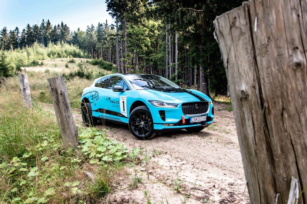 Aj keď Jaguar I-Pace nie je prioritne skonštruovaný mimo spevnené cesty s ľahkým terénom si vďaka pohonu všetkých kolies hravo poradí 