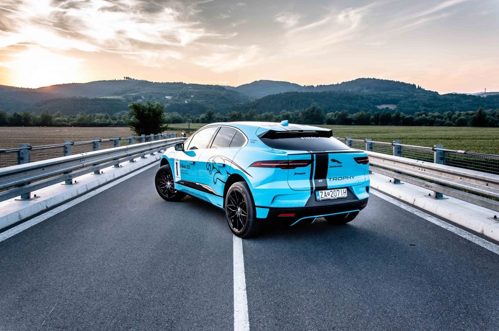 Dynamický a atleticky pôsobí model Jaguar I-Pace prakticky z každého uhla pohľadu 