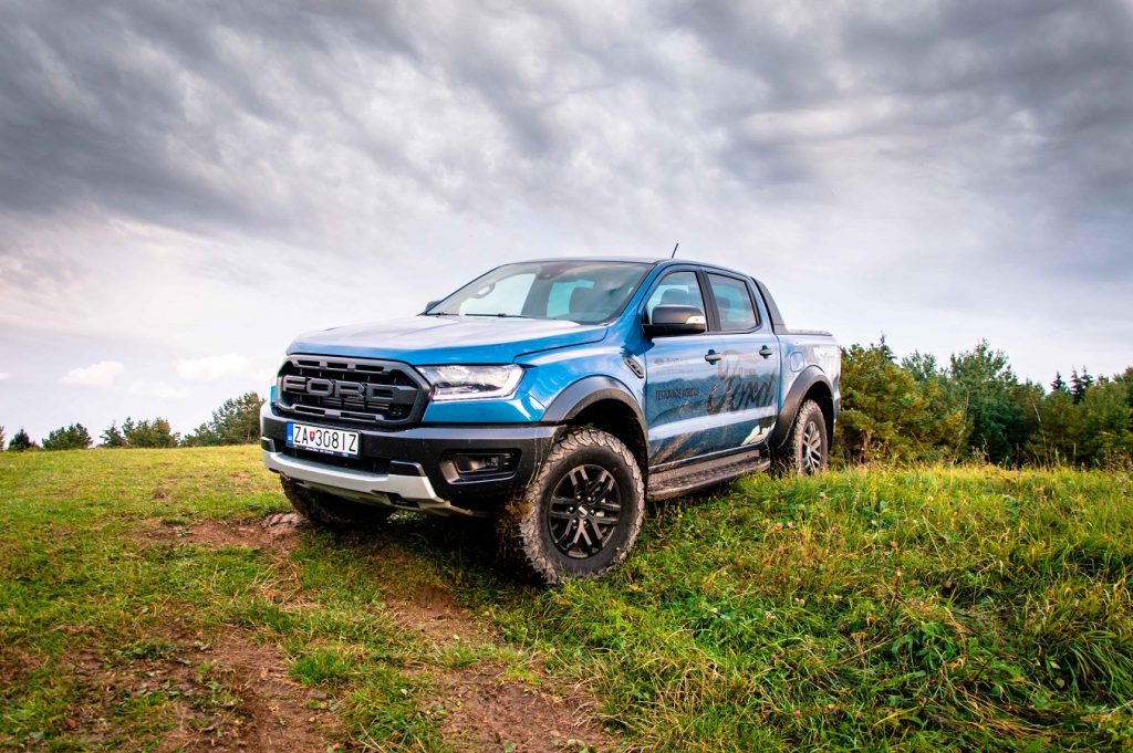 Ford Ranger Raptor pôsobí z každého uhla odolne a robustne