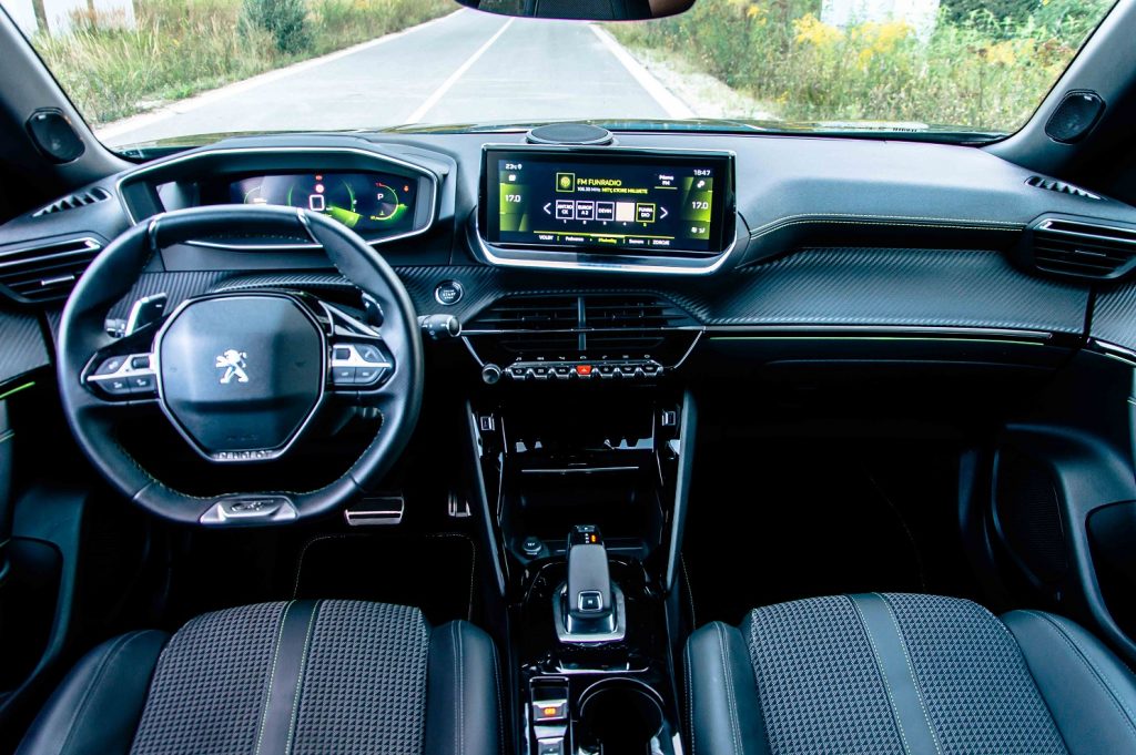 Palubná doska aj v tomto prípade disponuje usporiadaním i-cockpit