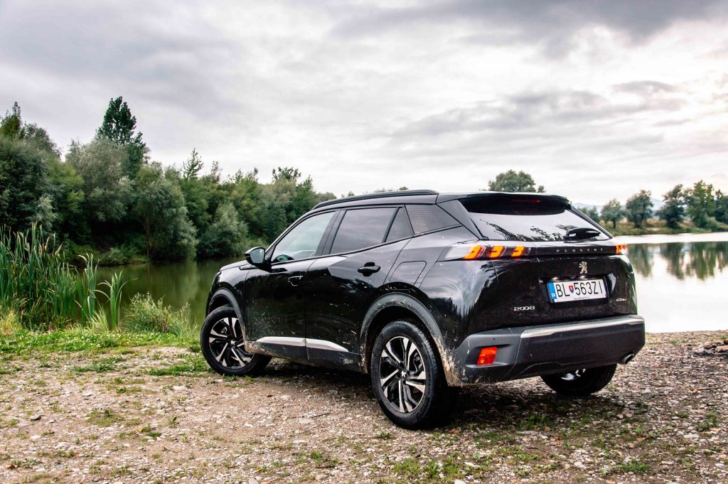 Aj napriek pohonu len prednej nápravy sa je možné s modelom Peugeot 2008 vybrať aj do ľahkého terénu 