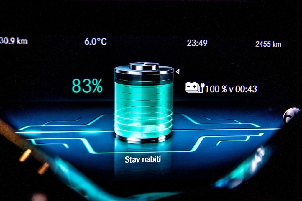 Batéria Plug-in hybridného pohonu sa dá bezproblémovo dobíjať aj so štandardnej siete s napätím 230 V