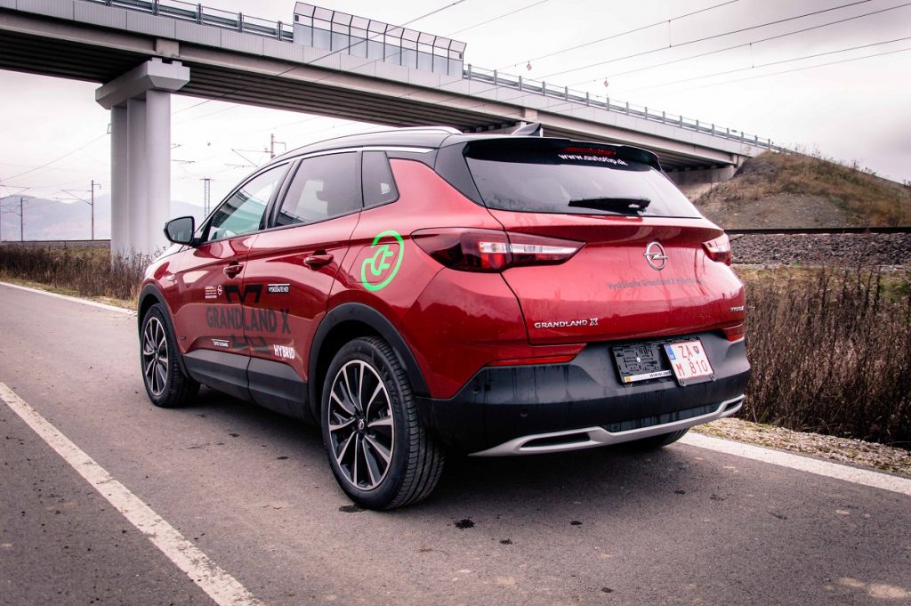 Zadná časť modelu Opel Grandland X pôsobí atleticky a športovo