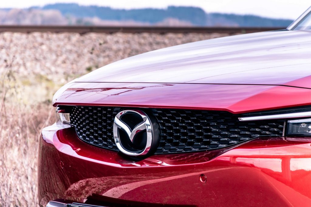 Symbolom dnešným modelov značky Mazda je špeciálne červene lakovanie Soul Red Crystal