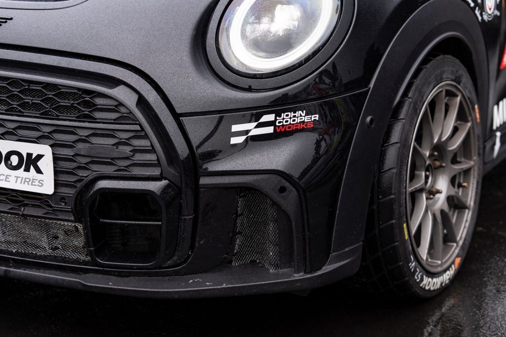 Mini predstavilo nové logo John Cooper Works